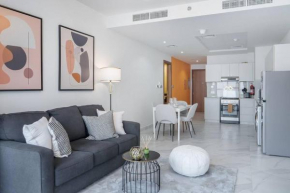 Lively pop apartment on the Business Bay Canal